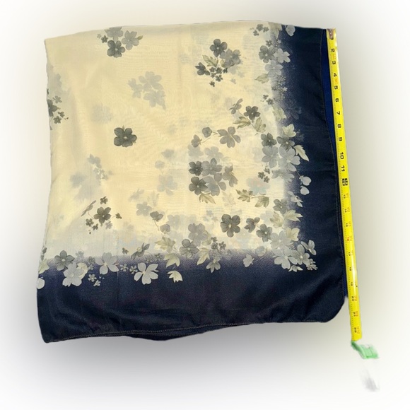 NWT Noreel Floral Scarf in Navy and Cream - Picture 2 of 3